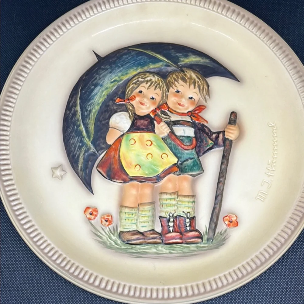 Hummel Cream and Green collectors plate.